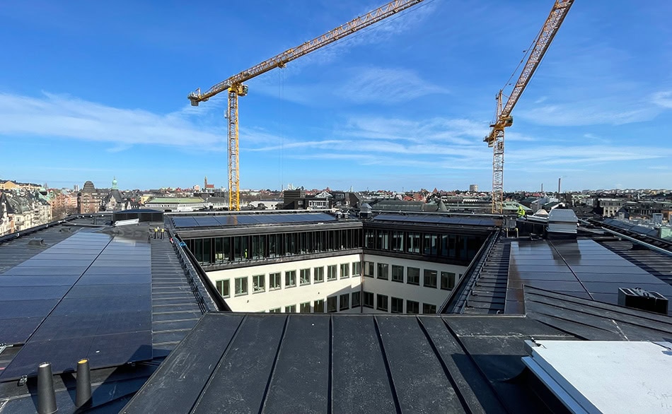 Solceller syns på ett tak i centrala Stockholm.
