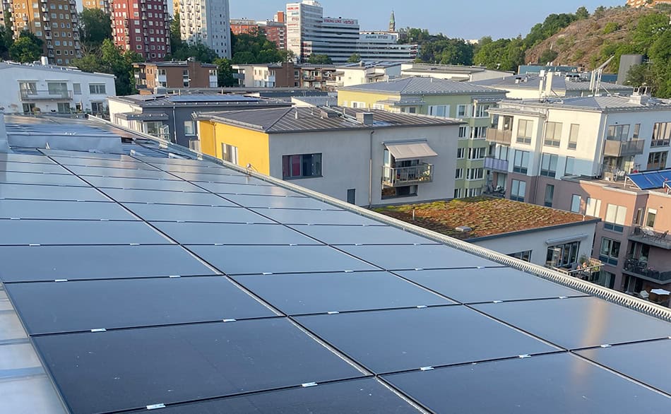 Bild över ett tak med nyinstallerade solceller i Henriksdal.